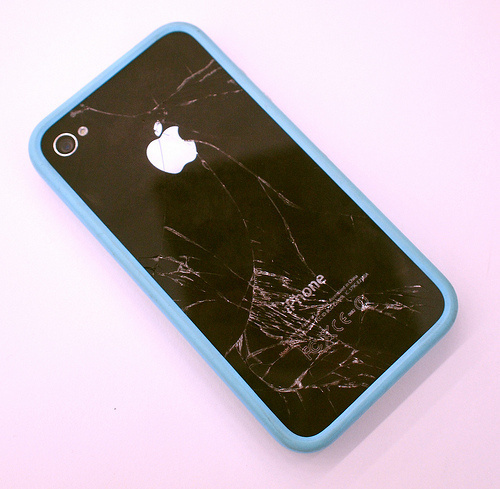 500x_broken-shattered-iphone-4-glass-dropped-bumper.jpg