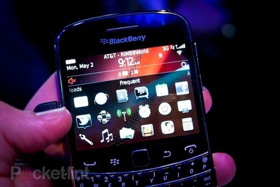 blackberry-bold-9900-first-look-11