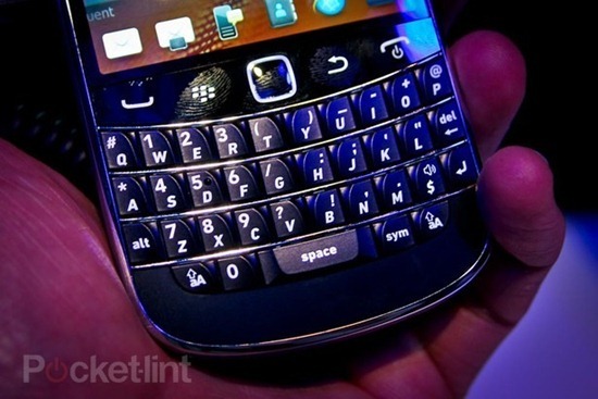 blackberry-bold-9900-first-look-9