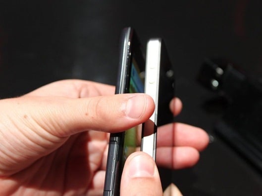 heres-a-shot-comparing-the-razr-to-the-iphone-4-the-razr-is-much-thinner-and-lighter
