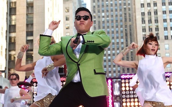 在 youtube 上,韩国创作型歌手 psy 的《江南 style》获得 3 亿点击量