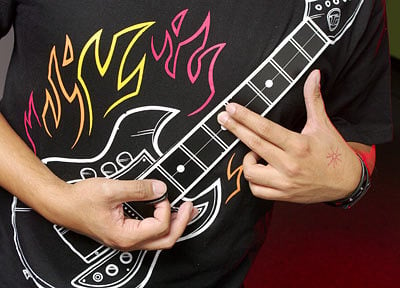 c498_electronic_rock_guitar_shirt_closeup