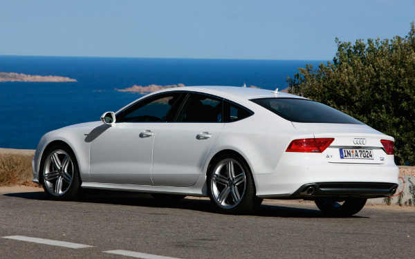 2013-Audi-A7-Side-View