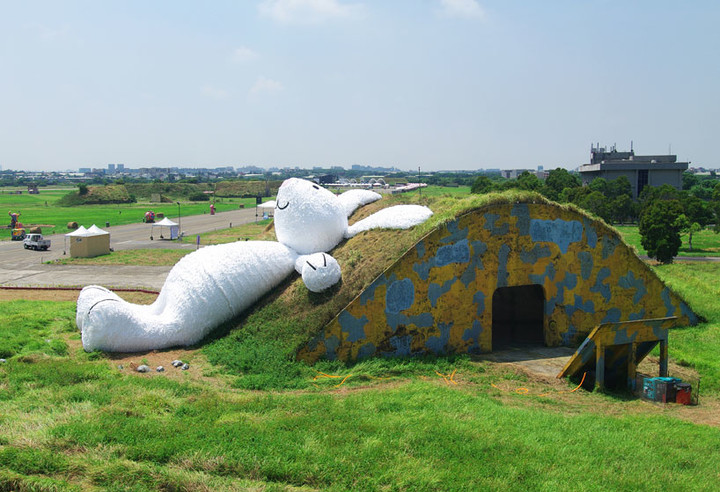 florentijn-hofman-sets-moon-rabbit-towards-the-sky-in-taiwan-designboom-01