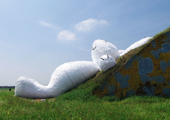 florentijn-hofman-sets-moon-rabbit-towards-the-sky-in-taiwan-designboom-05