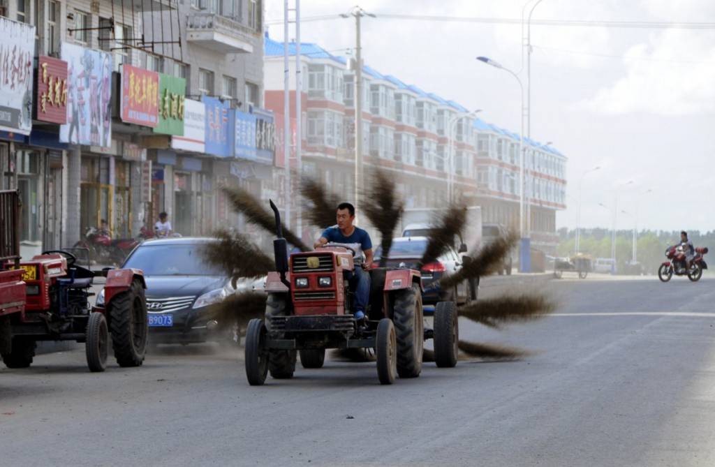 this-improvised-tractor-has-12-brooms-spinning-behind-it-and-is-used-to-sweep-the-streets-of-mohe-in-the-heilongjiang-province (1)