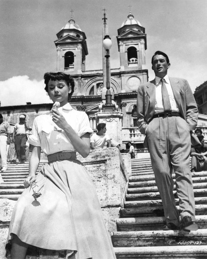 Roman Holiday avec Audrey Hepburn et Gregory Peck 1953 couple descendant des escaliers femme mangeant une glace rose a la main ice cream