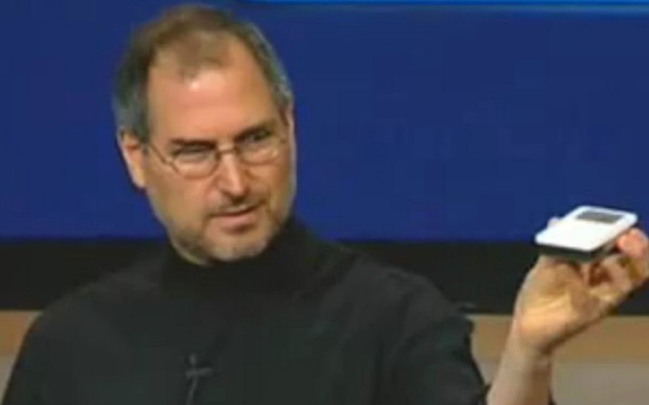 steve_jobs_first_ipod_1