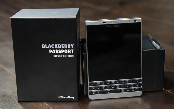 BlackBerry-Passport-Silver-Edition-Box