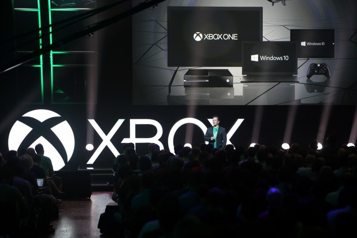 Xbox-gamescom-Briefing-2015-Phil-Spencer-Windows-10-Xbox-JPG-1024x683