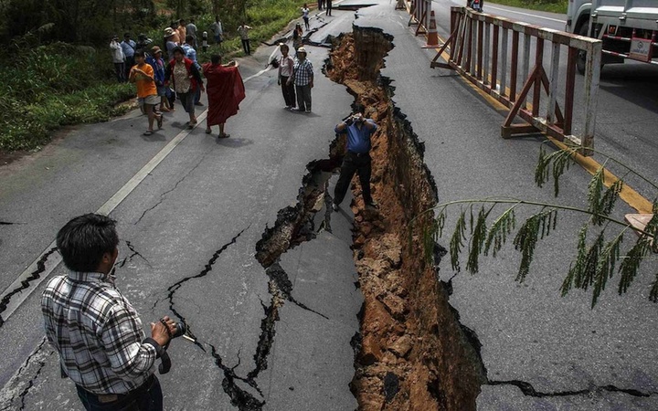 Japan-Earthquake-Road-HD-Wallpapers