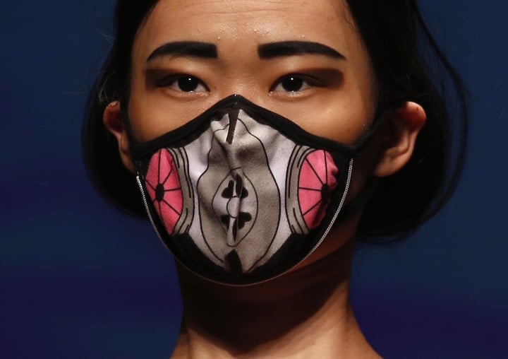 A model presents a creation by Hong Kong and Beijing based British designer Nina Griffee, which includes a designer Vogmask with air filters providing protection from PM 2.5 particles, at the Hong Kong Fashion Week for Spring and Summer 2015, in Hong Kong July 8, 2014.  REUTERS/Bobby Yip  (CHINA - Tags: FASHION ENVIRONMENT)