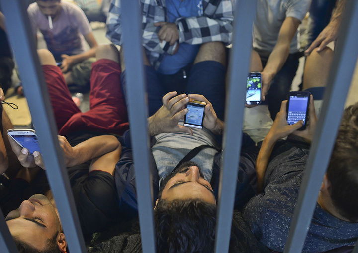 refugees-phones