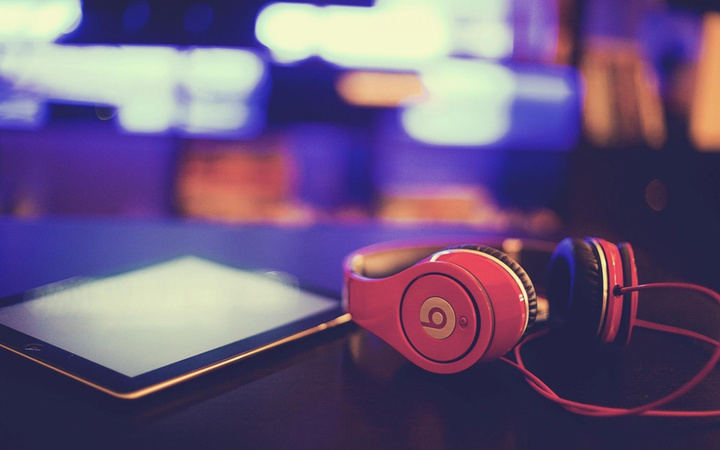 headphones-beats-tablet-hi-tech-photo-close-up-hd-wallpaper