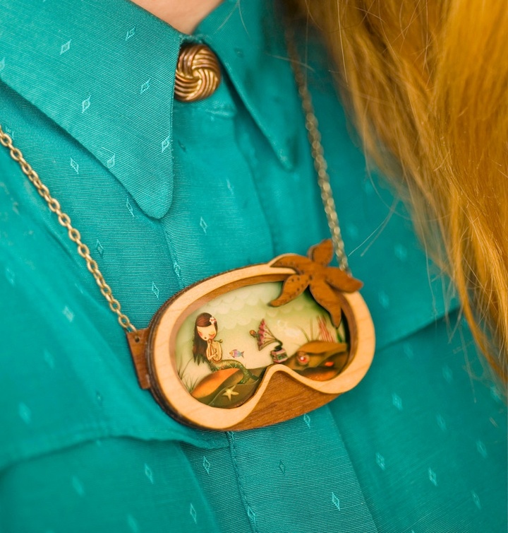 we-create-fairy-tale-inspired-necklaces-with-tiny-scenes-inside-2__880
