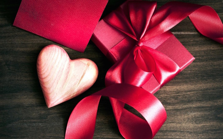 6931977-heart-gift-ribbon-bow-box-love.jpg!720