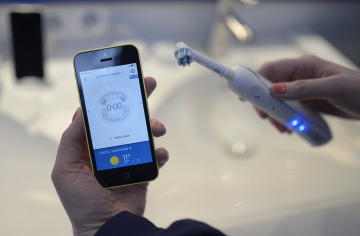 Oral-B-Interactive-Electric-Toothbrush-01