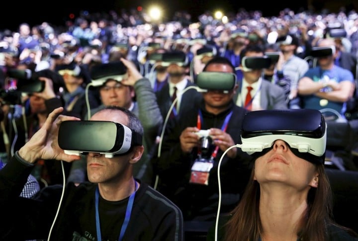 People wear Samsung Gear VR devices as they attend the launching ceremony of the new Samsung S7 and S7 edge smartphones during the Mobile World Congress in Barcelona, Spain, February 21, 2016. REUTERS/Albert Gea TPX IMAGES OF THE DAY - RTX27XXM