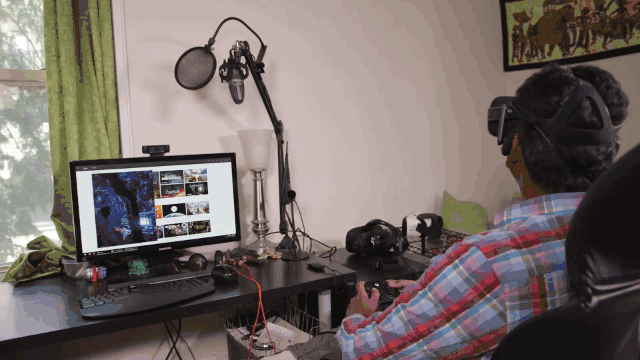 Oculus+Rift+at+desk