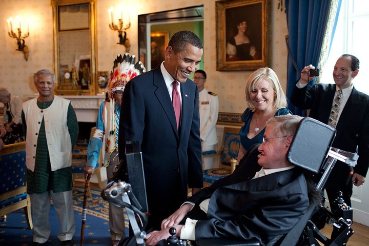 Barack_Obama_speaks_to_Stephen_Hawking