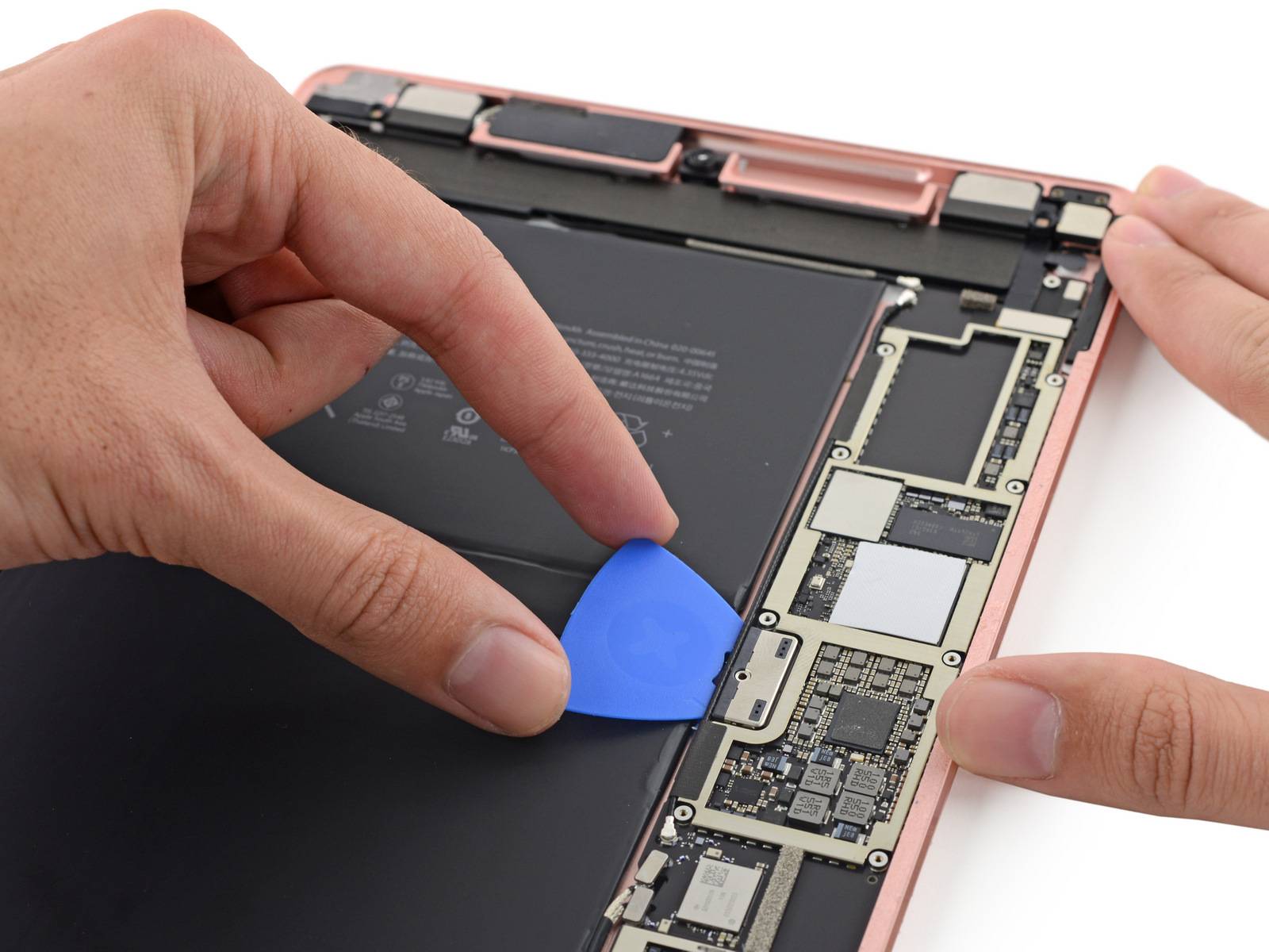 Замена ipad. Материнская плата IPAD Pro 2020. IPAD 9 IFIXIT. IPAD Pro 9.7 разборка. IPAD 9.7 разобранный.