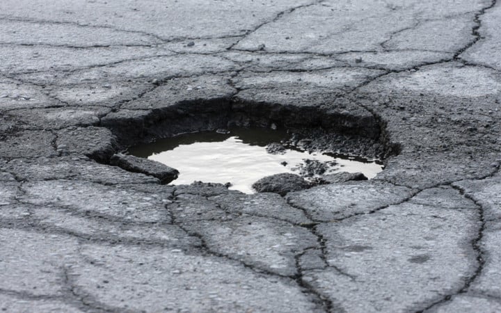 Pothole (pot hole, road damage, winter)