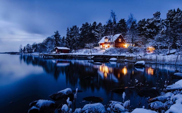 Stockholm-Sweden-winter-landscape-of-snow-houses-lake-woods-blue-style_1920x1200