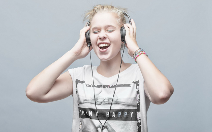 girl-headphones-music-emotions-black-and-white-desktop