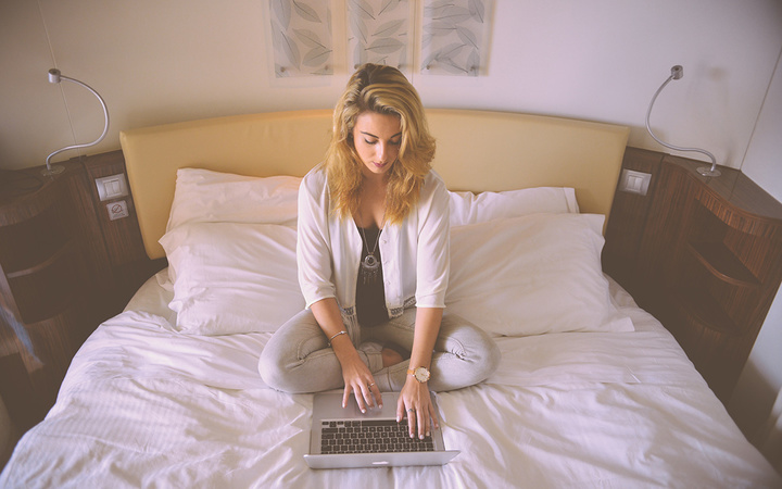 person-woman-hotel-laptop-macbook-girl