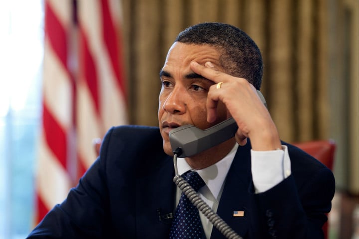 0519-0906-2410-5525_president_barack_obama_talking_on_the_phone_o_meitu_3