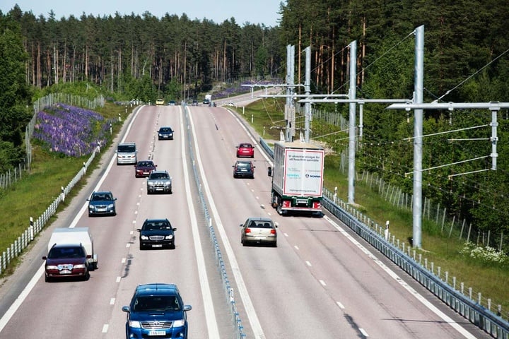 Electric road hybrid truck, Scania G 360 4x2 (Hybrid Truck with Siemens pantograph on the roof) Gävle, Sweden Photo: Tobias Ohls 2016