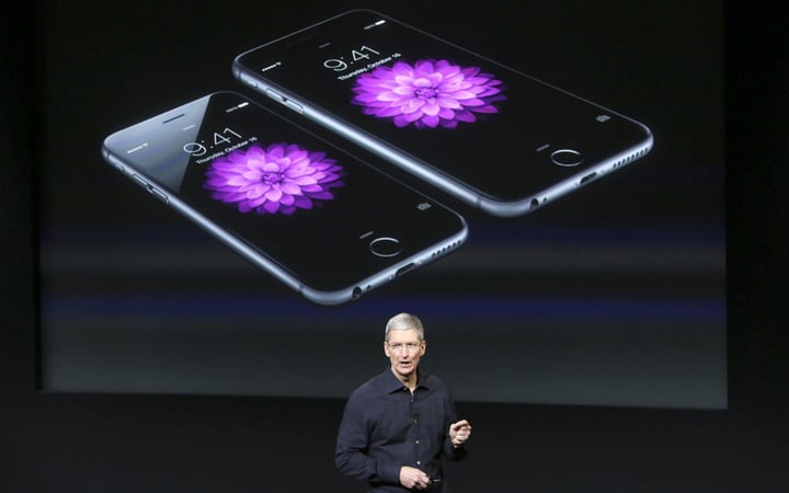 apple-ceo-tim-cook-stands-front-screen-displaying-iphone-6-during-presentation-apple