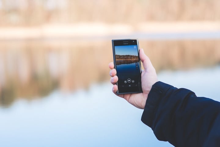 man-hand-smartphone-lake-large