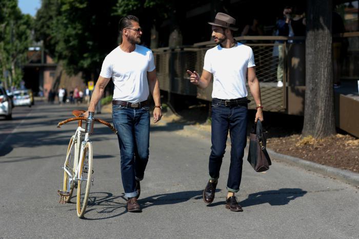 men-wearing-raw-denim-jeans-and-plain-white-t-shirts-street-style
