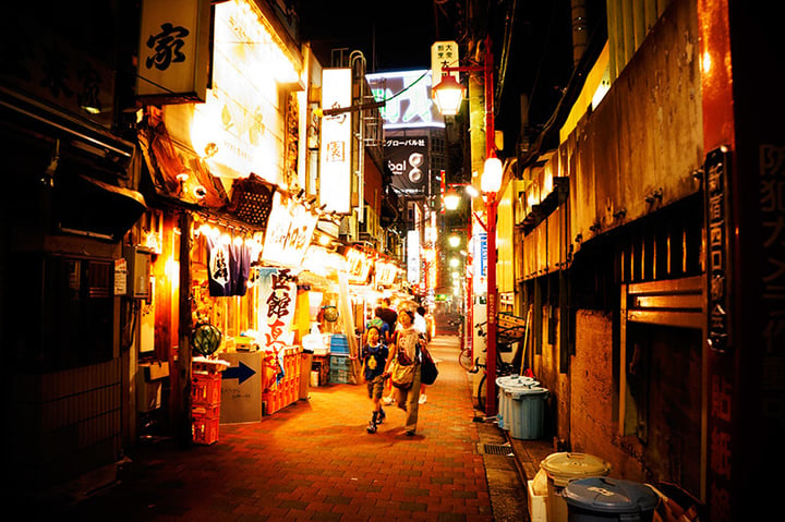 roppongi-alleyway-night-bright-lights