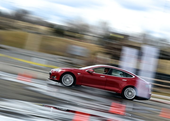 151111_FUT_tesla-autopilot.jpg.CROP.promo-xlarge2