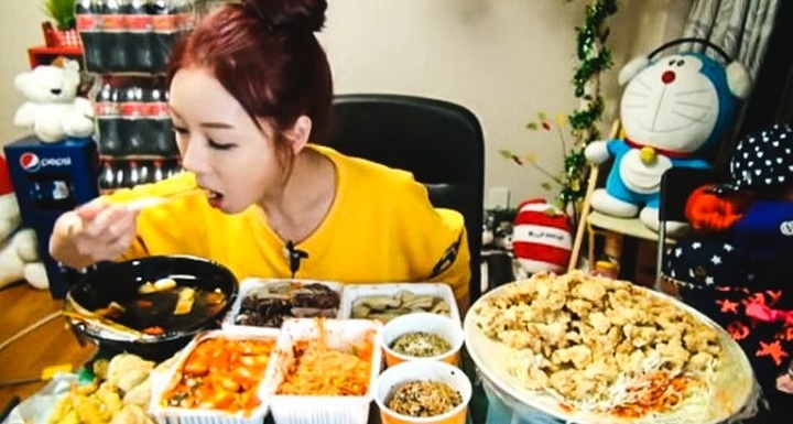 1_Korean-woman-eating-live-online-749x400