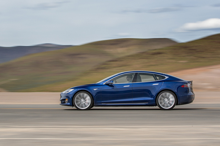 2016-Tesla-Model-S-P90D-side-in-motion-02