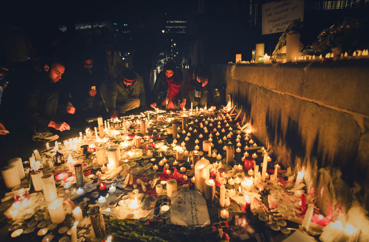 Candlelight_vigil_in_London_for_the_victims_of_the_Peshawar_school_siege