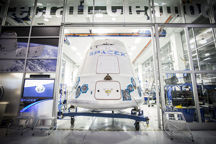 Dragon_capsule_being_shipped_out_of_SpaceX_Hawthorne_facility_(16655995541)