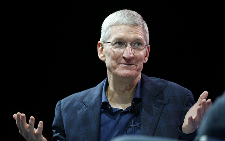 Apple CEO Tim Cook speaks at the WSJD Live conference in Laguna Beach, California October 27, 2014. REUTERS/Lucy Nicholson (UNITED STATES - Tags: BUSINESS SCIENCE TECHNOLOGY) - RTR4BTSW