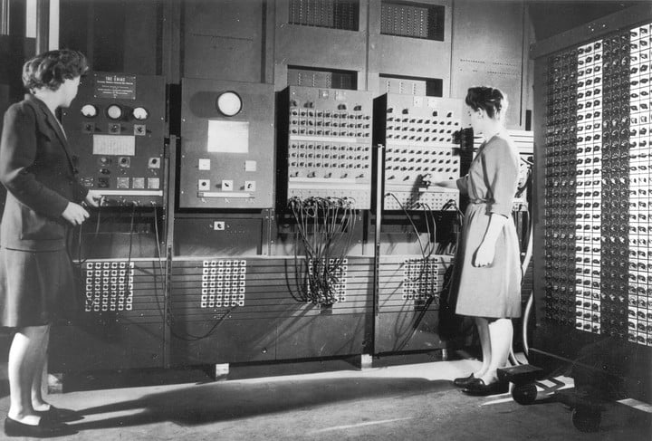 Two_women_operating_ENIAC