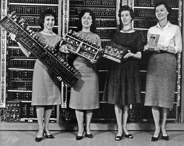 eniac_scientists_holding_various_parts_of_the_computer