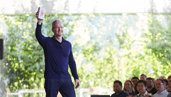 tim_cook_billionth_iphone