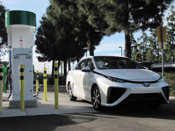 2016-toyota-mirai-hydrogen-fuel-cell-car-newport-beach-ca-nov-2014_100490084_h