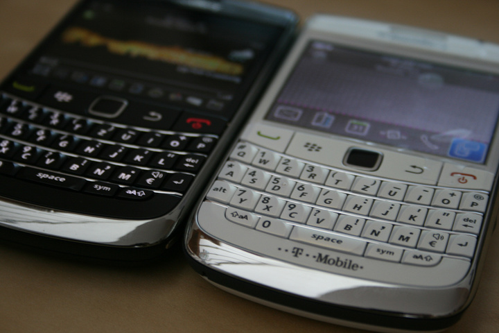 BlackBerry_9700_white_and_black