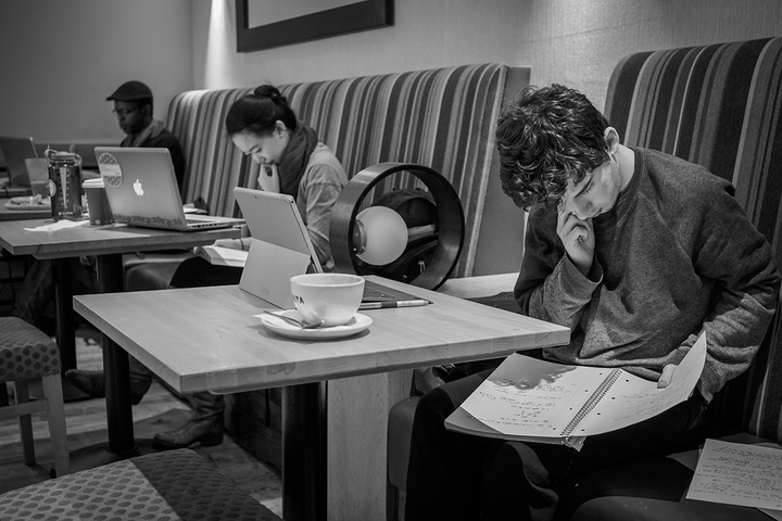 MacBook-surface-girl-cafe-coffee