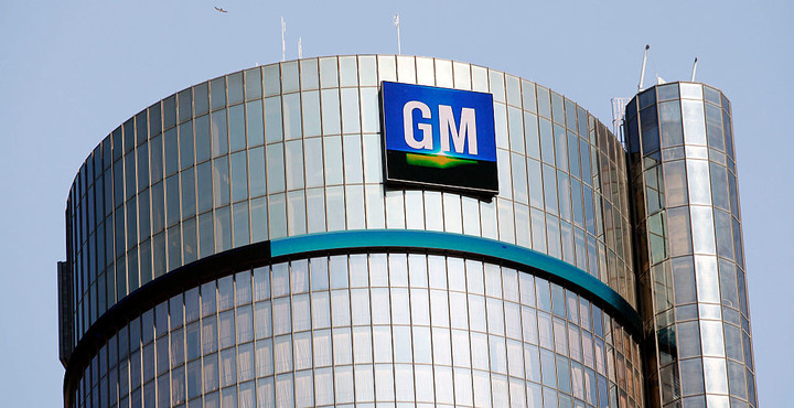 DETROIT, MI - SEPTEMBER 17: The General Motors logo on the world headquarters building is shown September 17, 2015 in Detroit, Michigan. Mary Barra, Chief Executive Officer of General Motors, and Mark Reuss, President of GM North America, held an Employee Town Hall Meeting and a question & answer session with the news media today to discuss GM's $900 million settlement with the Justice Department over GM's ignition switch recalls. (Photo by Bill Pugliano/Getty Images)