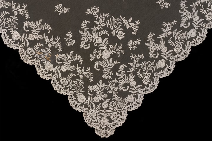 honiton_lace_veil_detail_british_c-1850_c_victoria_and_albert_museum_london