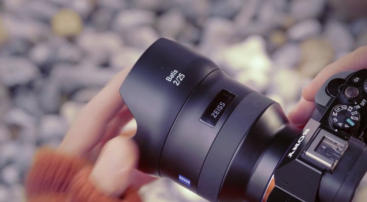 zeiss-batis-lens-OLED-display